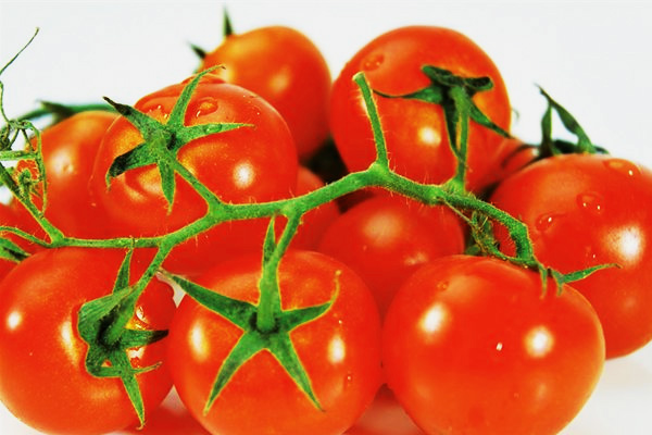 Калорийность и полезные свойства свежих помидоров