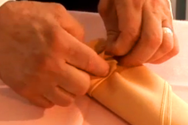 Закрепляем конец салфетки в складке предыдущего слоя ткани