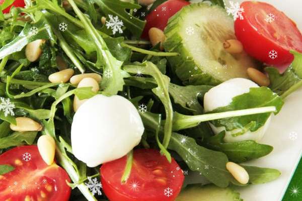 новогодние блюда 2014 года - овощной салат с моцареллой