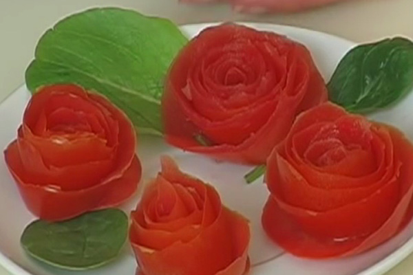 Кадр из видео по приготовлению розочки из помидора
