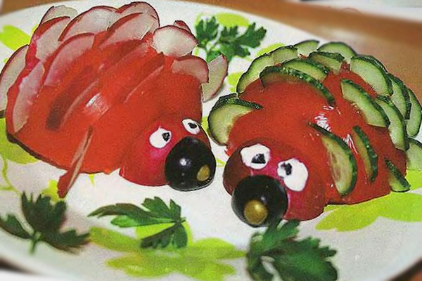 Детское блюдо из помидоров и огурцов