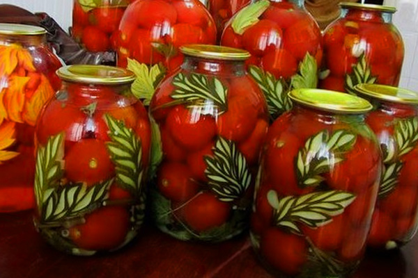 Готовые баночки законсервированных огурцов и помидоров