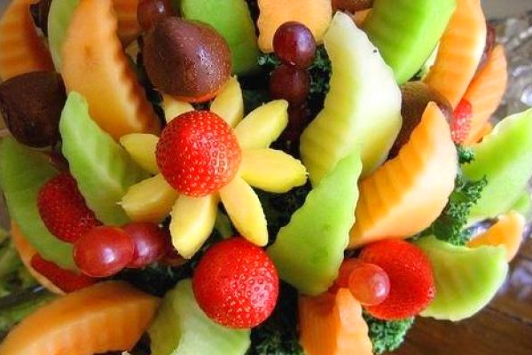 Сервировка фруктов на детский праздник - ваза из фруктов
