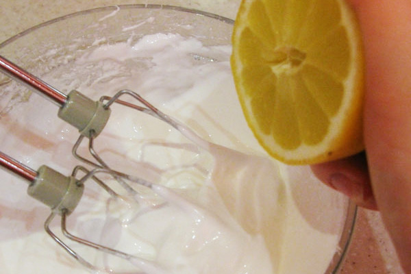 Добавляем лимонный сок в глазурь
