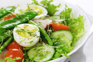 Салат из огурца, редиса и яйца