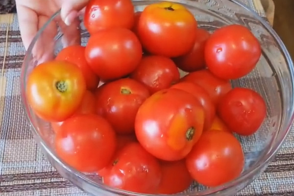 Как приготовить яблочную аджику с помидорами