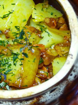 Картошка жареная с грибами - рецепт в горшочках
