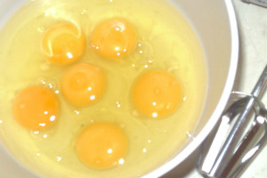 Как взбивать яйца для бисквита