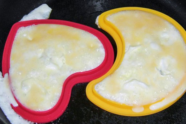 Готовим яичницу на сковороде