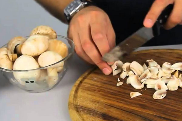 Готовим грибы для рецепта с курицей 