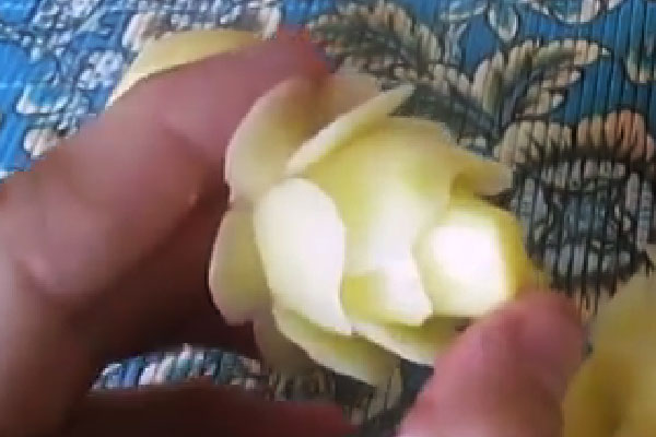 Роза из картофеля своими руками