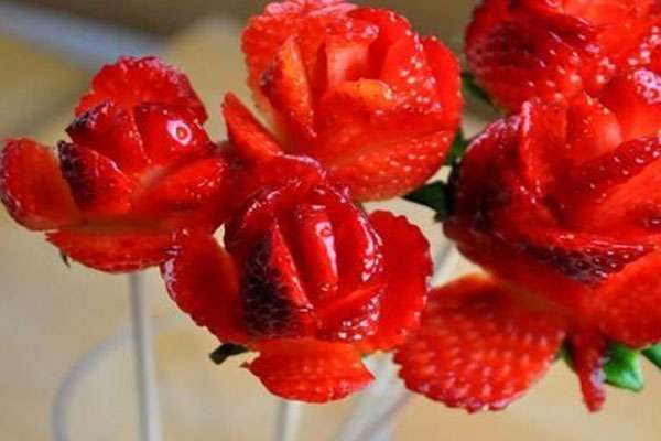 Оформление блюд клубничными розами