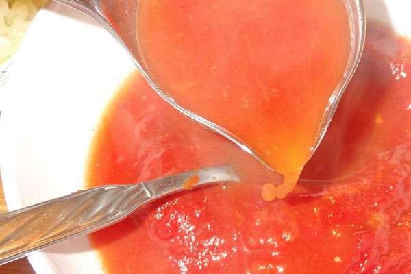 Томатную пасту нельзя заменять томатным соусом или соком