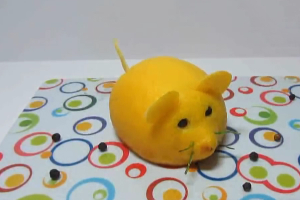 Красивый мышонок из лимона