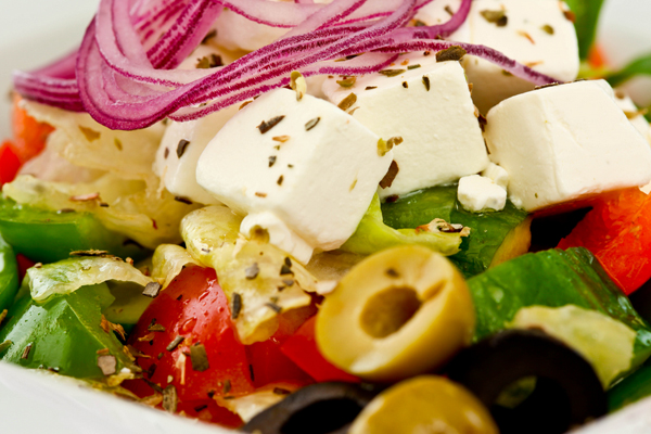 Греческий салат с фетаксой с острой заправкой