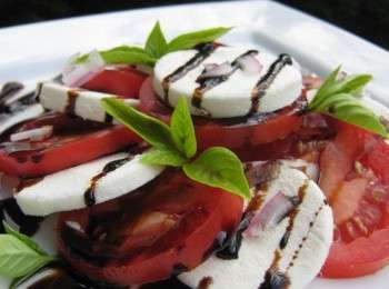 Греческий салат с моцареллой