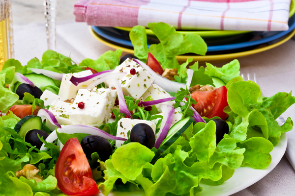 Греческий салат с моцареллой и печеными томатами