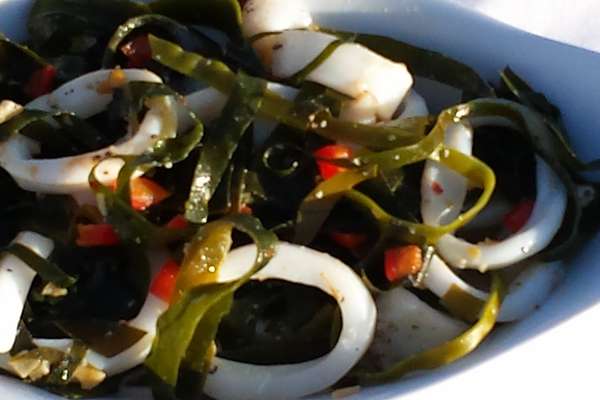 Простой салат с морской капустой