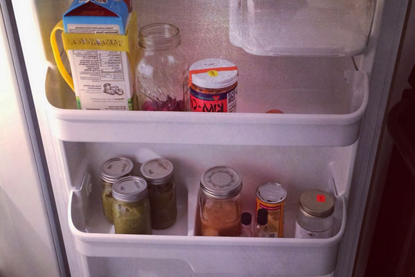 Что можно хранить на дверце холодильника