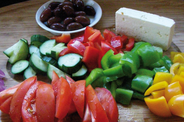 Как резать греческий салат