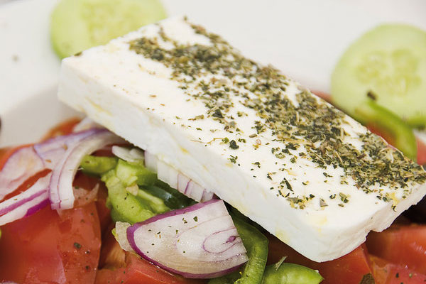 С чем подают греческий салат