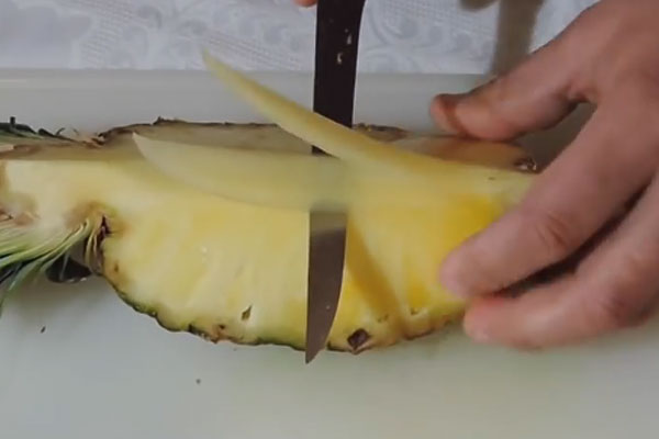 kak-krasivo-narezat-ananas1