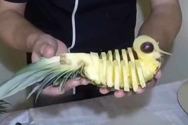 kak-krasivo-narezat-ananas5