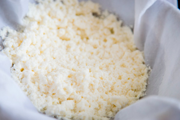 Сливаем сыворотку для домашнего приготовления сыра бри