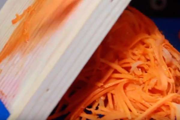 Добавляем морковь для рецепта ленивых пельменей из лаваша