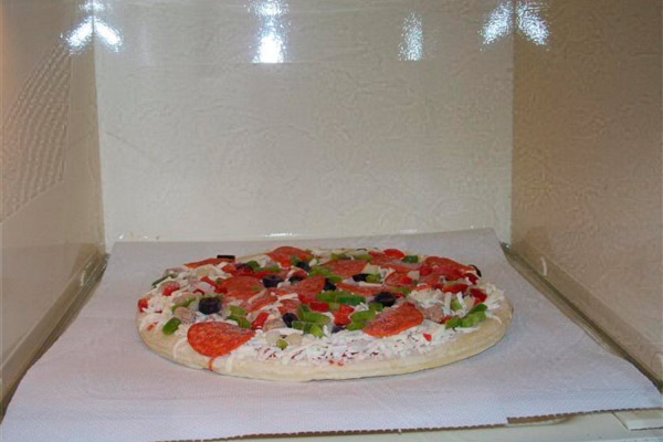 Соленая выпечка в микроволновке - бездрожжевая пицца