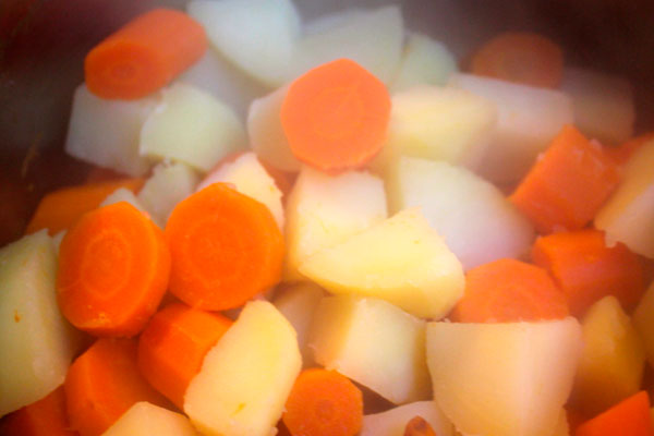 Как готовить картофель и морковь в мультиварке для салата Оливье