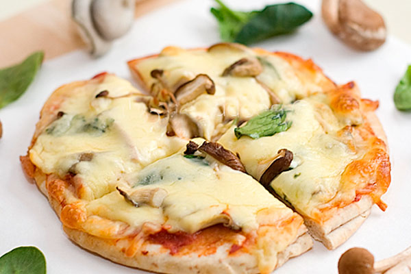 Пицца из толстого лаваша с грибами и голубым сыром