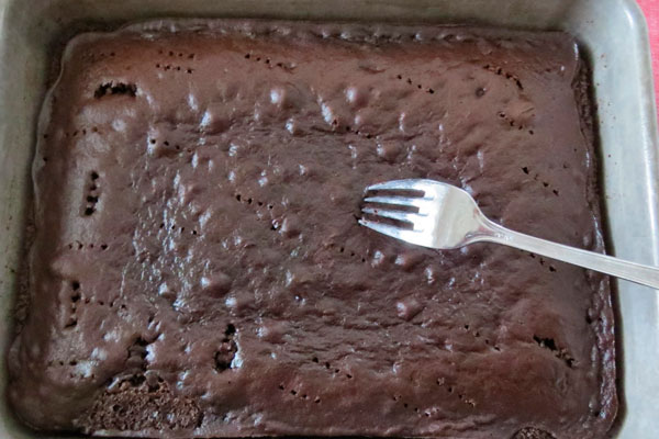Шоколадный торт на сковороде со сгущенкой