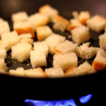Как пожарить сухарики на сковороде