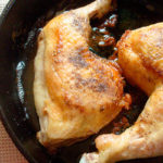 Как жарить куриные окорочка на сковородке