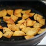 Как пожарить картошку на сковороде