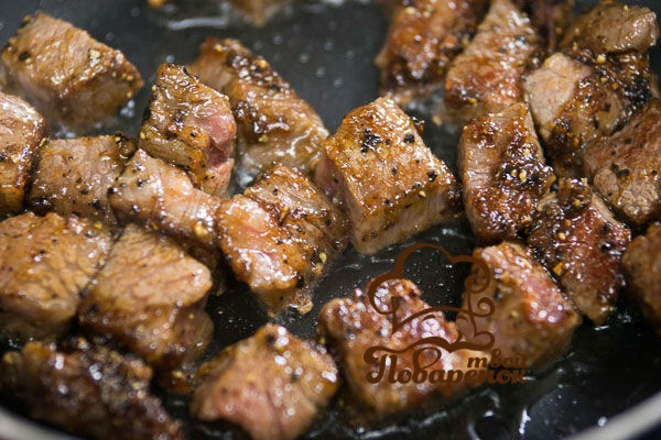 Как вкусно тушить мясо на сковородке