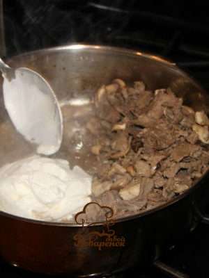 Как пожарить грибы со сметаной на сковороде - классический рецепт