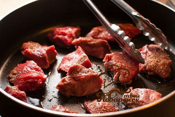 Кусочки мяса говядины жареные на сковороде