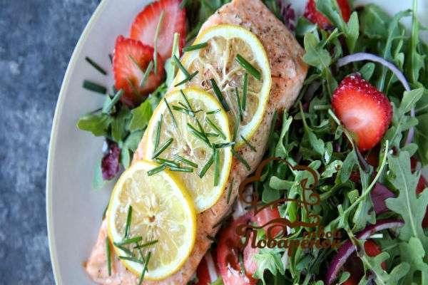 Как сделать рыбный салат с клубникой и рукколой