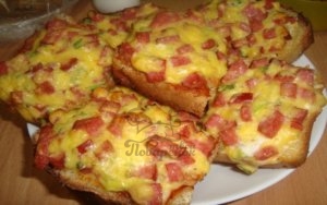 Пицца на хлебе с колбасой и сыром рецепт с фото