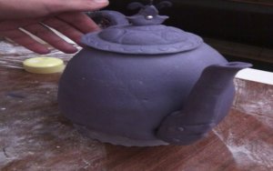 Формируем торт Чайник из готовых мастичных деталей