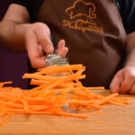 Как резать морковь соломкой фото и видео