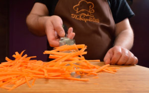 Как резать морковь соломкой фото и видео