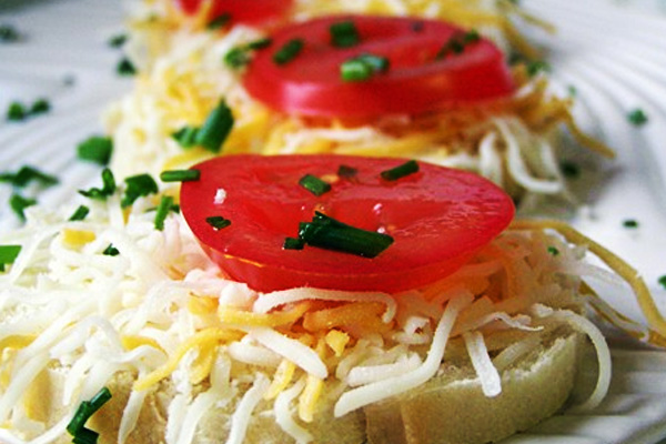 Простой рецепт блюда из сыра и помидоров