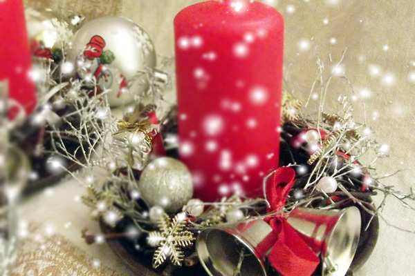 Свечи - отличный элемент декора новогоднего стола
