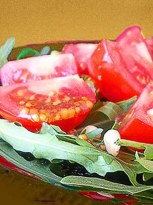 Салат с руколой и помидорами