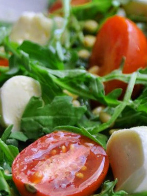 Приготовление вкусного салата с моцареллой и помидорами