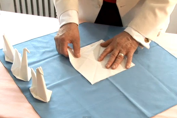 Как сделать «Лебедя» из бумажных салфеток
