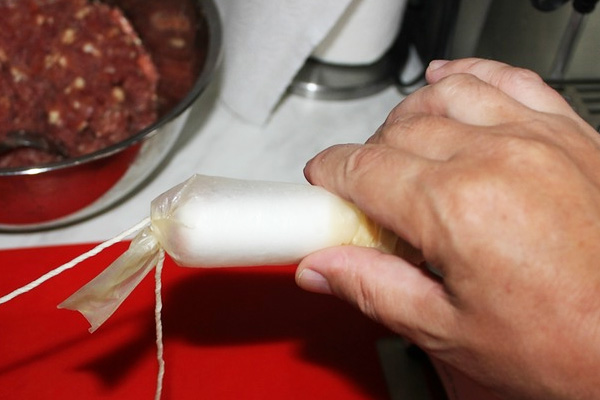 Как приготовить колбасу в домашних условиях